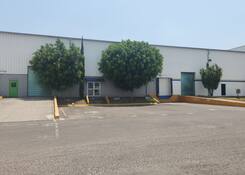 
                                	        PUE015: PUE015 Exterior. Dock doors and ramp
                                    